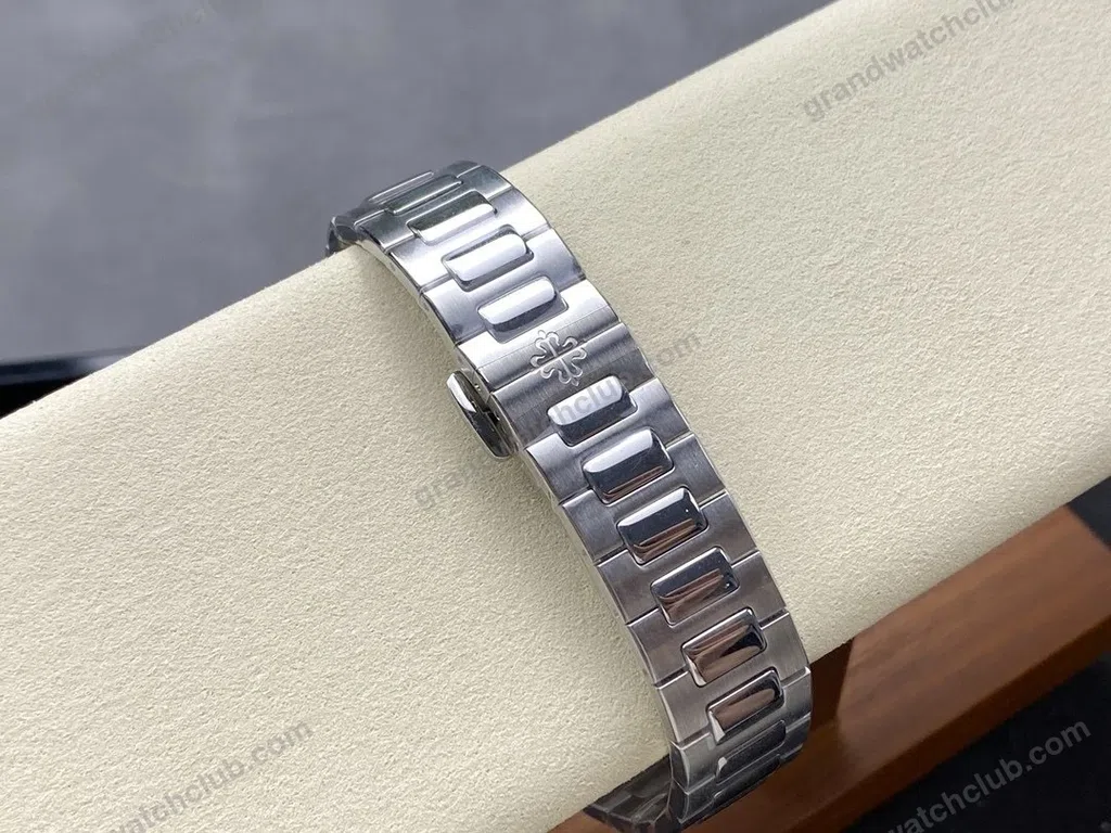 Super Clone Patek Philippe Nautilus 7118/1200A-001 35.2mm Blue Dial Steel — clasp and links