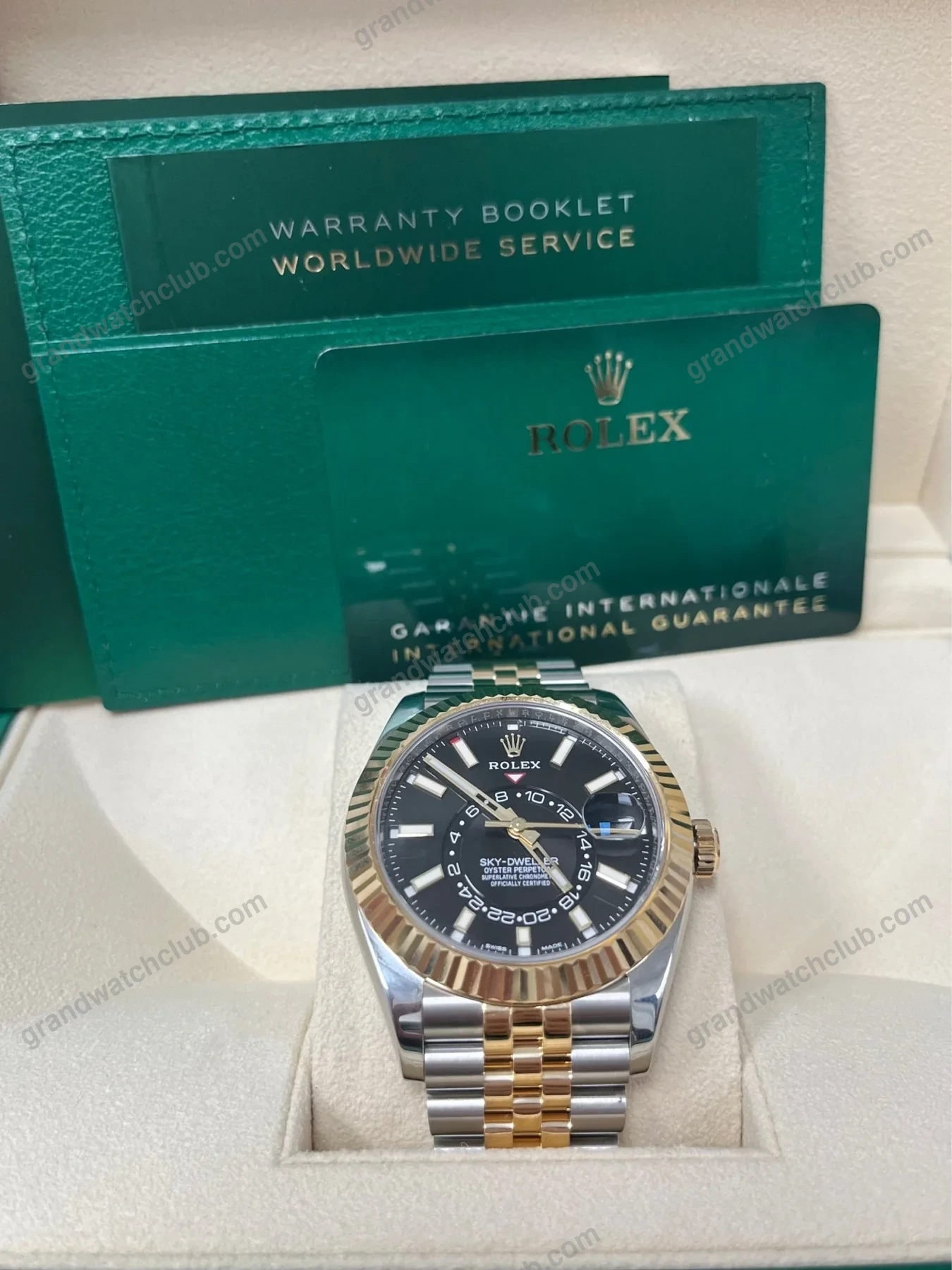 Super Clone Rolex Sky-Dweller Bright black Dial 336933 Jubilee — case and bezel