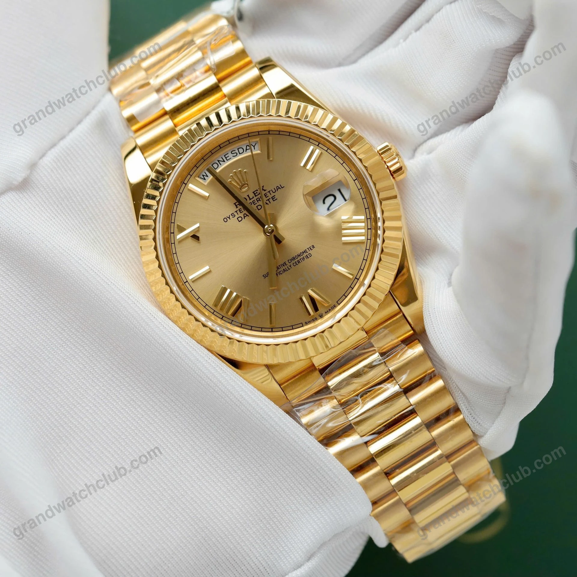 Super Clone Rolex Day-Date Roman Champagne Dial 228238 40 mm β dial close-up