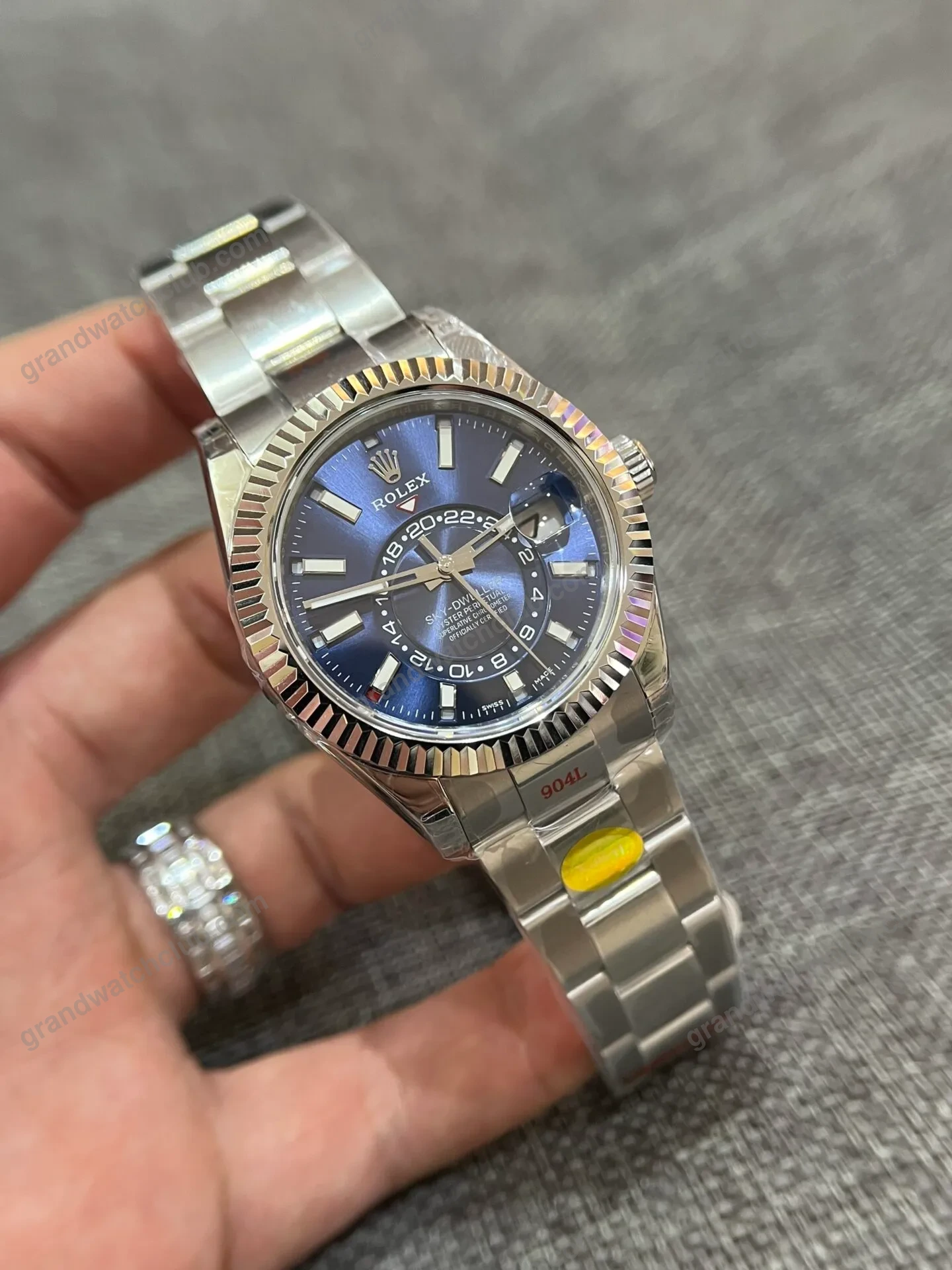 Super Clone Rolex Sky-Dweller Bright blue Dial 336934 Oyster β dial close-up