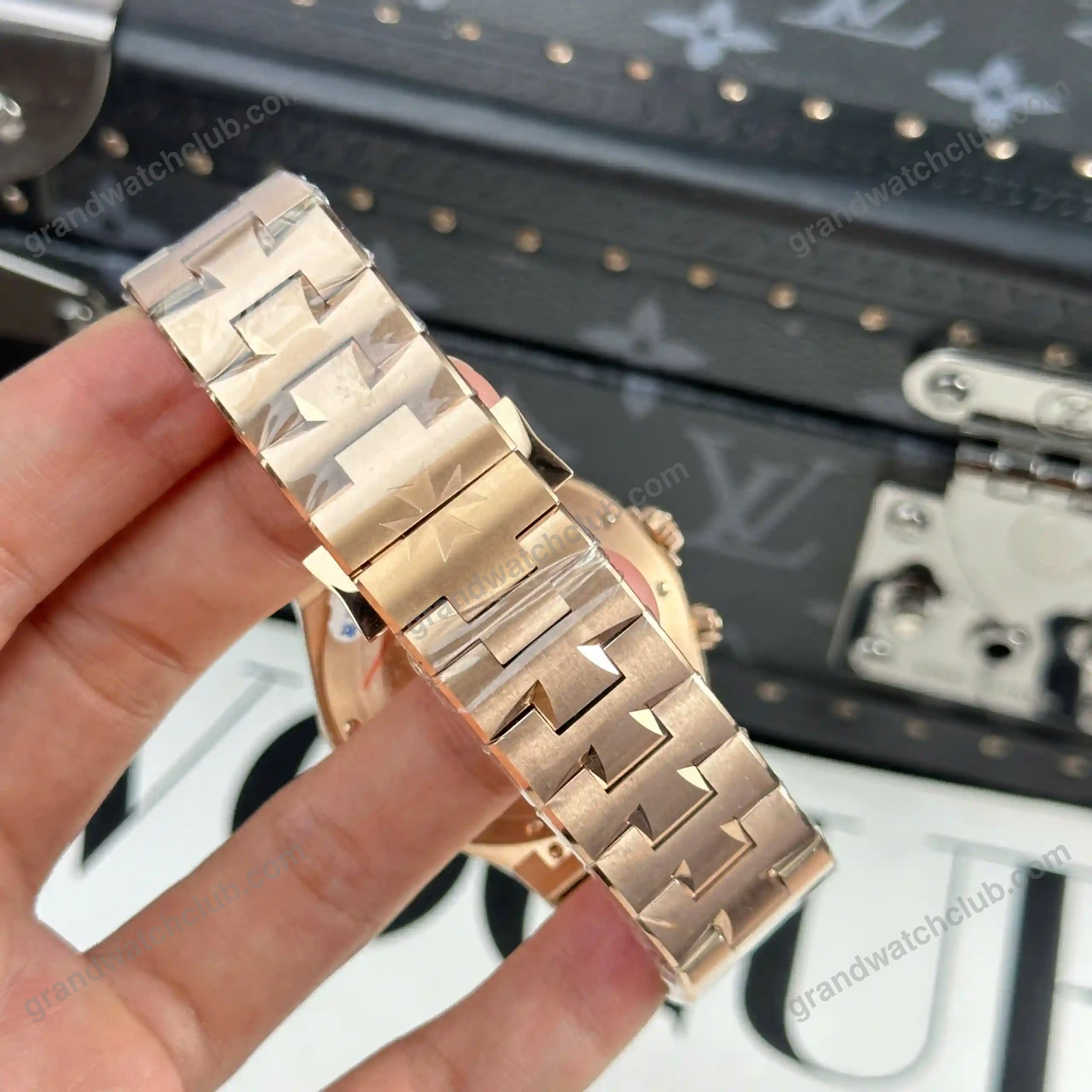 Super Clone Vacheron Constantin Overseas Dual Time 47450 42mm White Dial β movement / caseback view