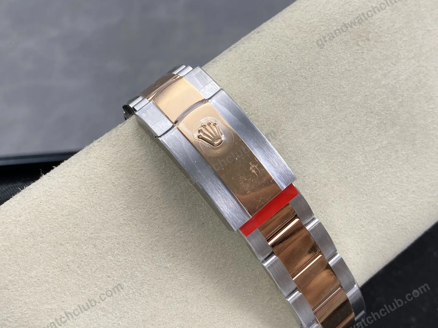 Super Clone Rolex Datejust Slate Roman Dial 126331-0015 41 mm β movement / caseback view