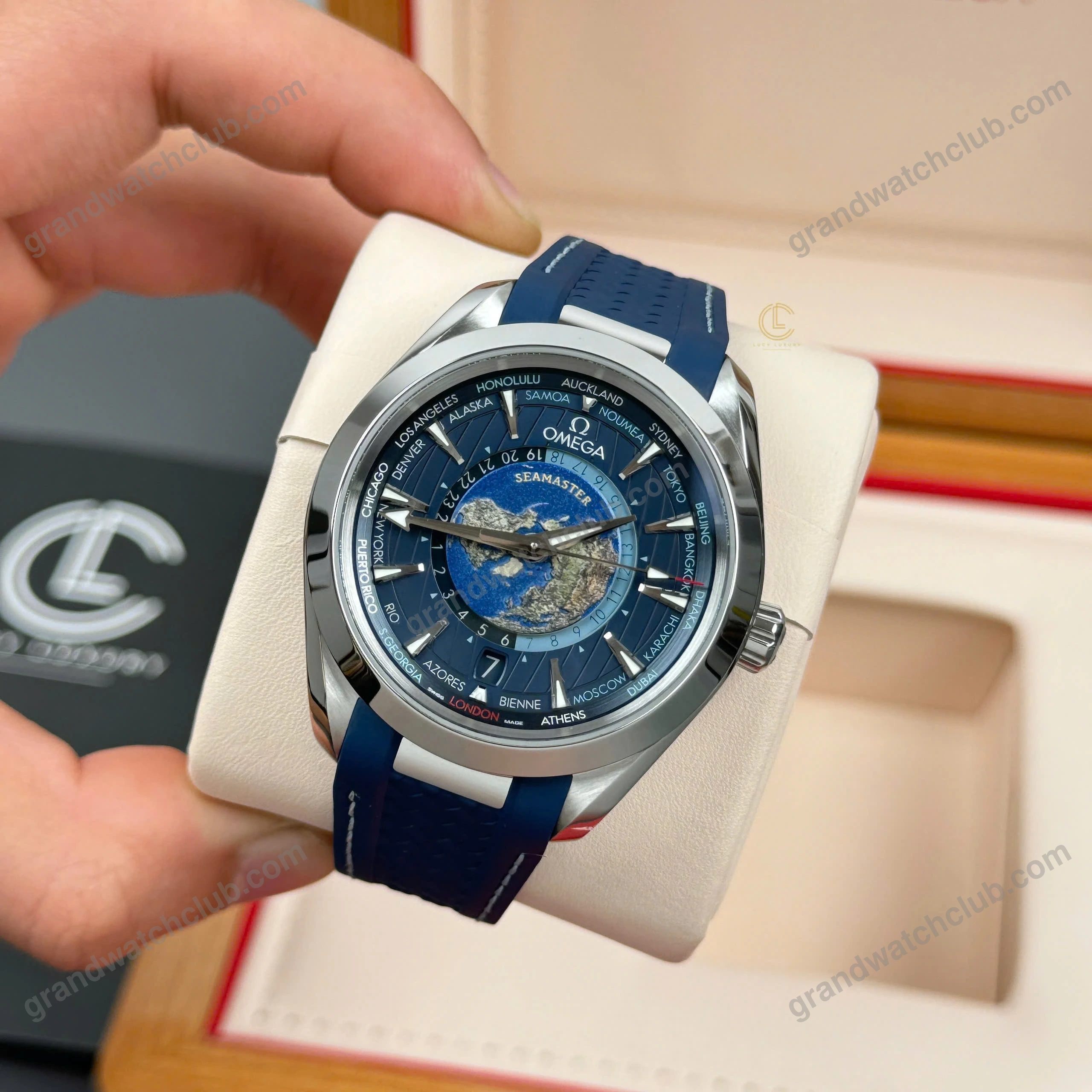 Super Clone Omega Seamaster Aqua Terra Worldtimer 43mm Blue Dial — bracelet detail