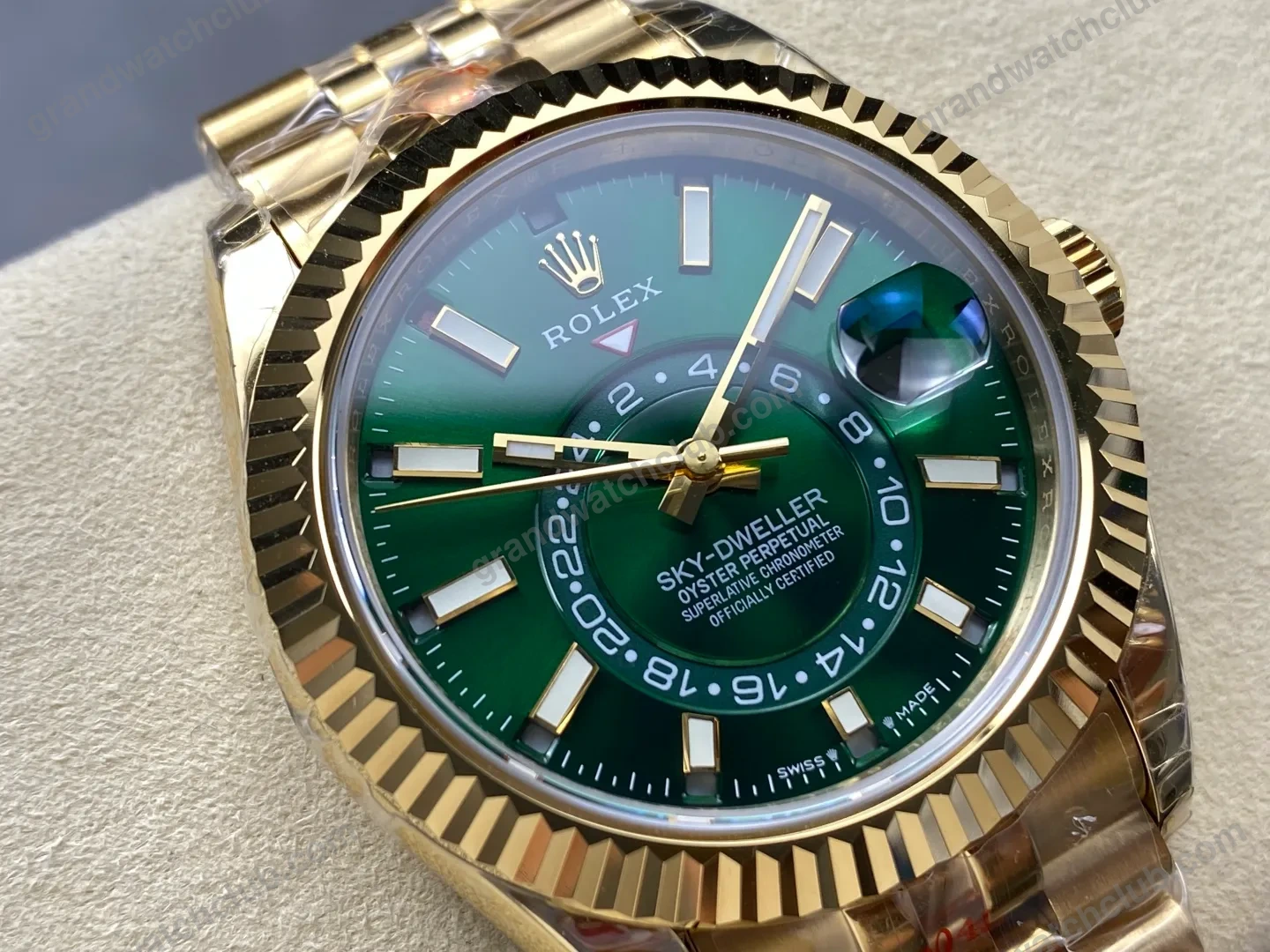 Super Clone Rolex Sky-Dweller Green Dial 336938 (Jubilee) — case and bezel