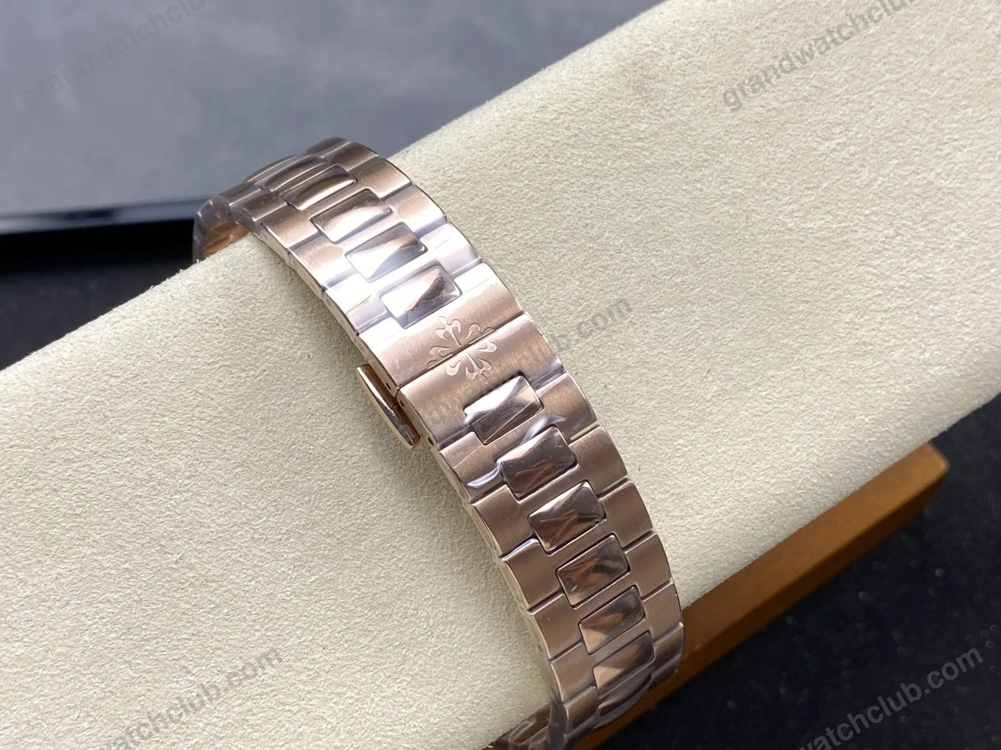 Super Clone Patek Philippe Cubitus 5821/1AR-001 45mm Chocolate Dial Rose Gold — clasp and links