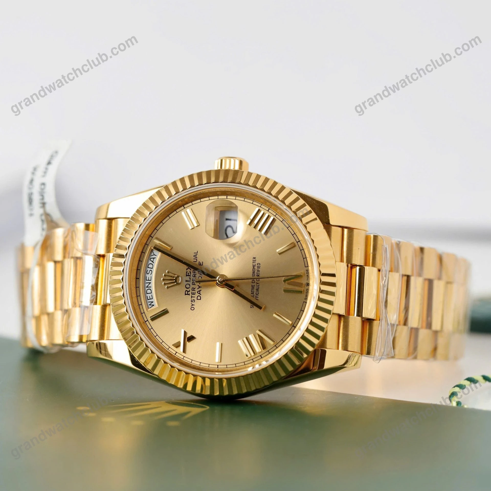 Super Clone Rolex Day-Date Roman Champagne Dial 228238 40 mm β bracelet detail