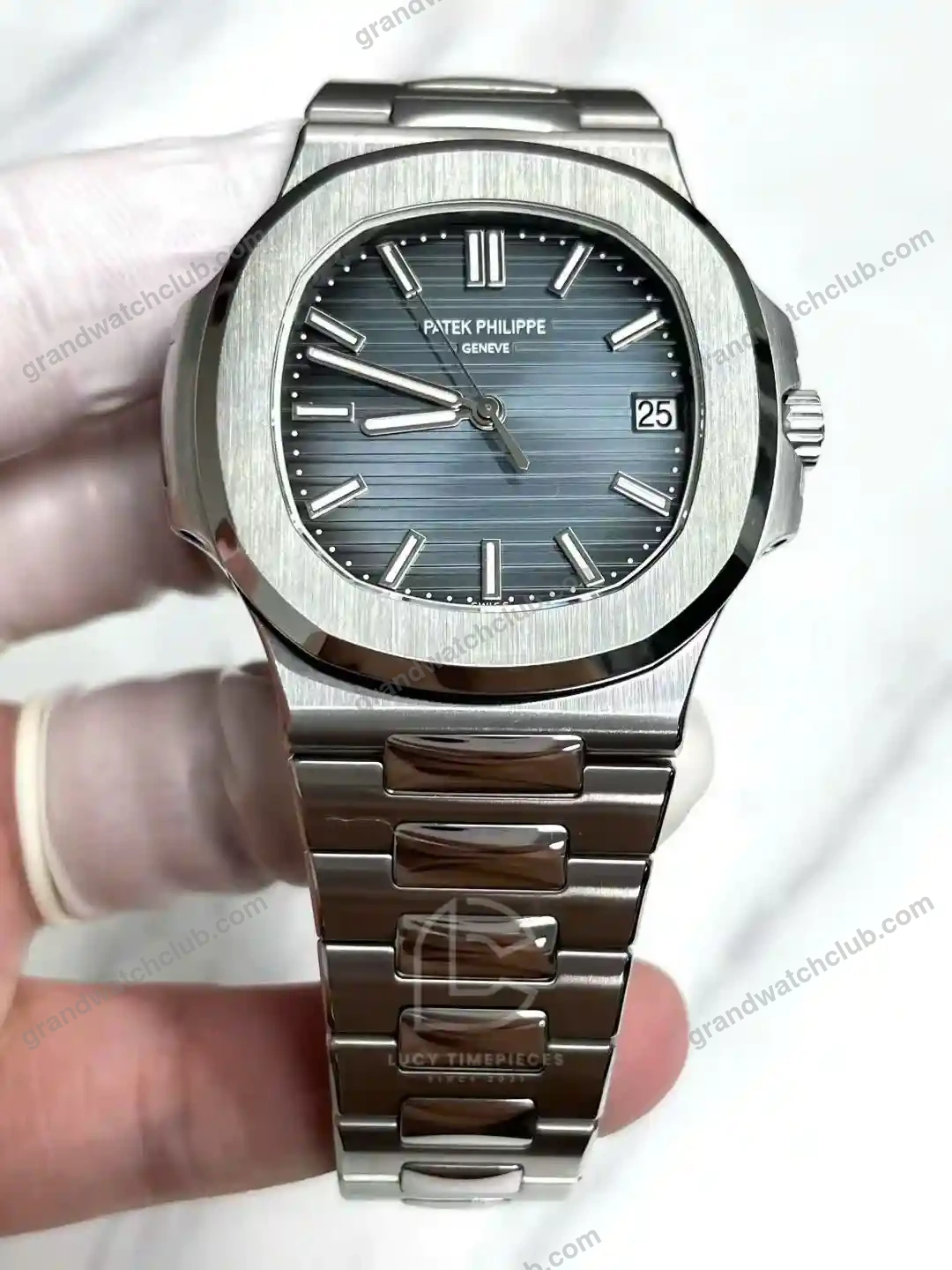 Super Clone Patek Philippe Nautilus 5711A Blue 40mm — dial close-up