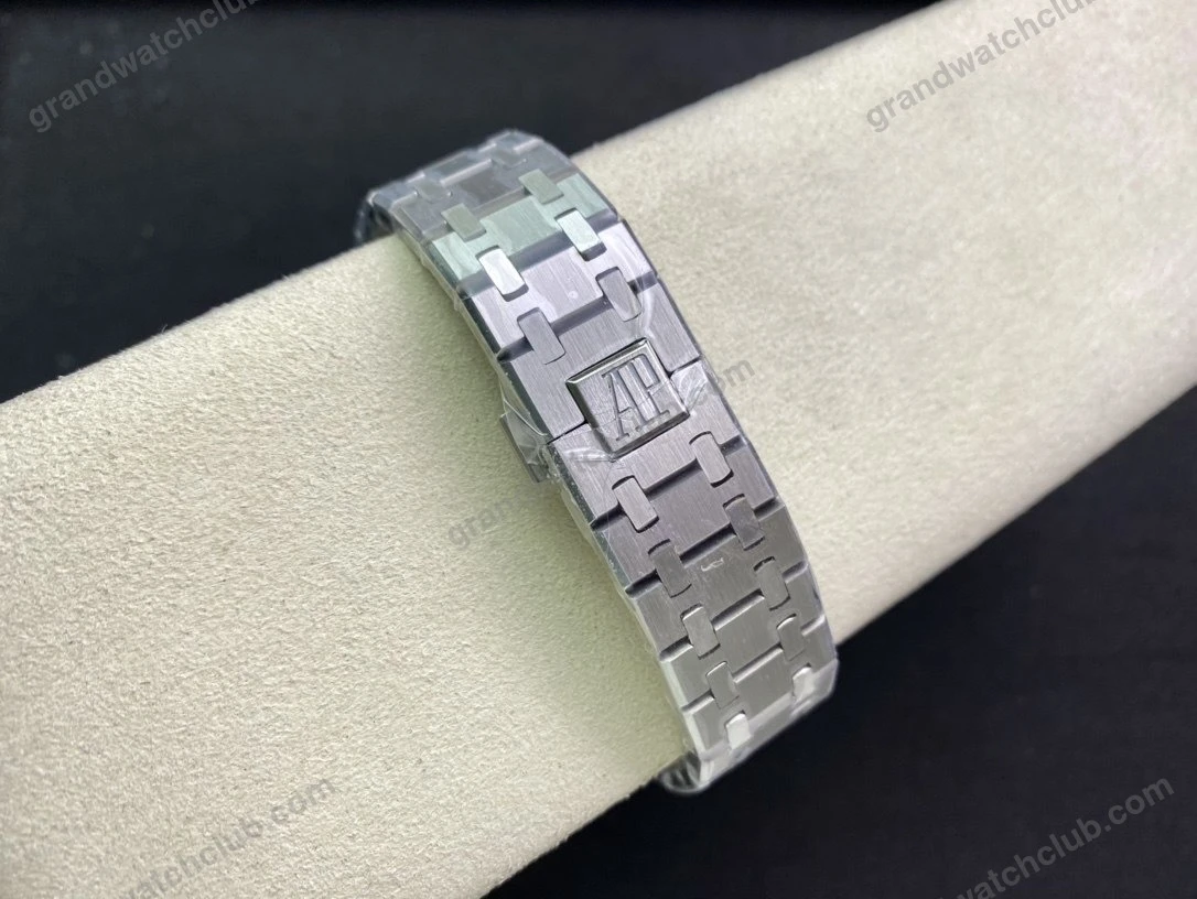 Super Clone Audemars Piguet Royal Oak 15400ST 41mm Blue Dial Stainless Steel Blue Dial — clasp and links