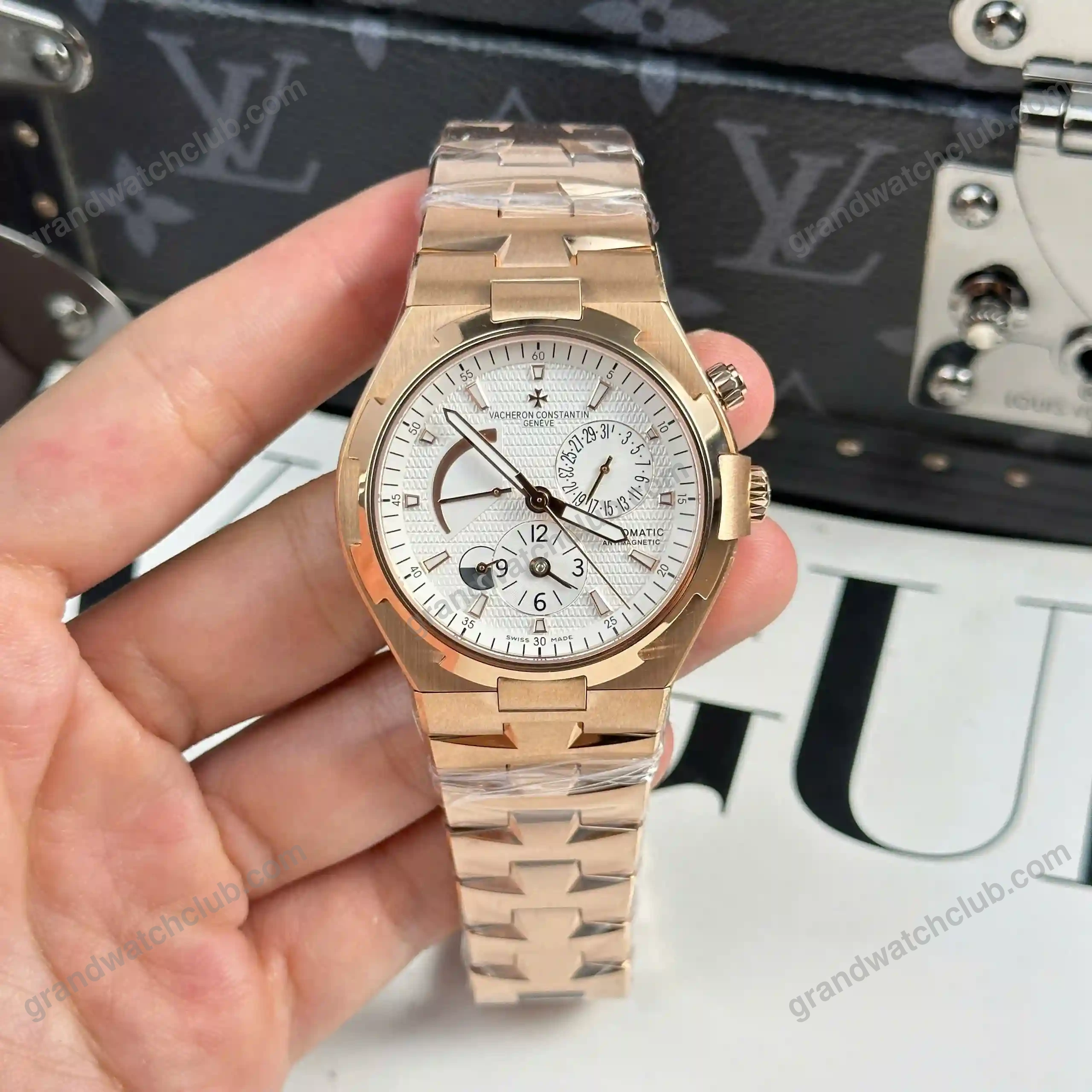 Super Clone Vacheron Constantin Overseas Dual Time 47450 42mm White Dial β bracelet detail