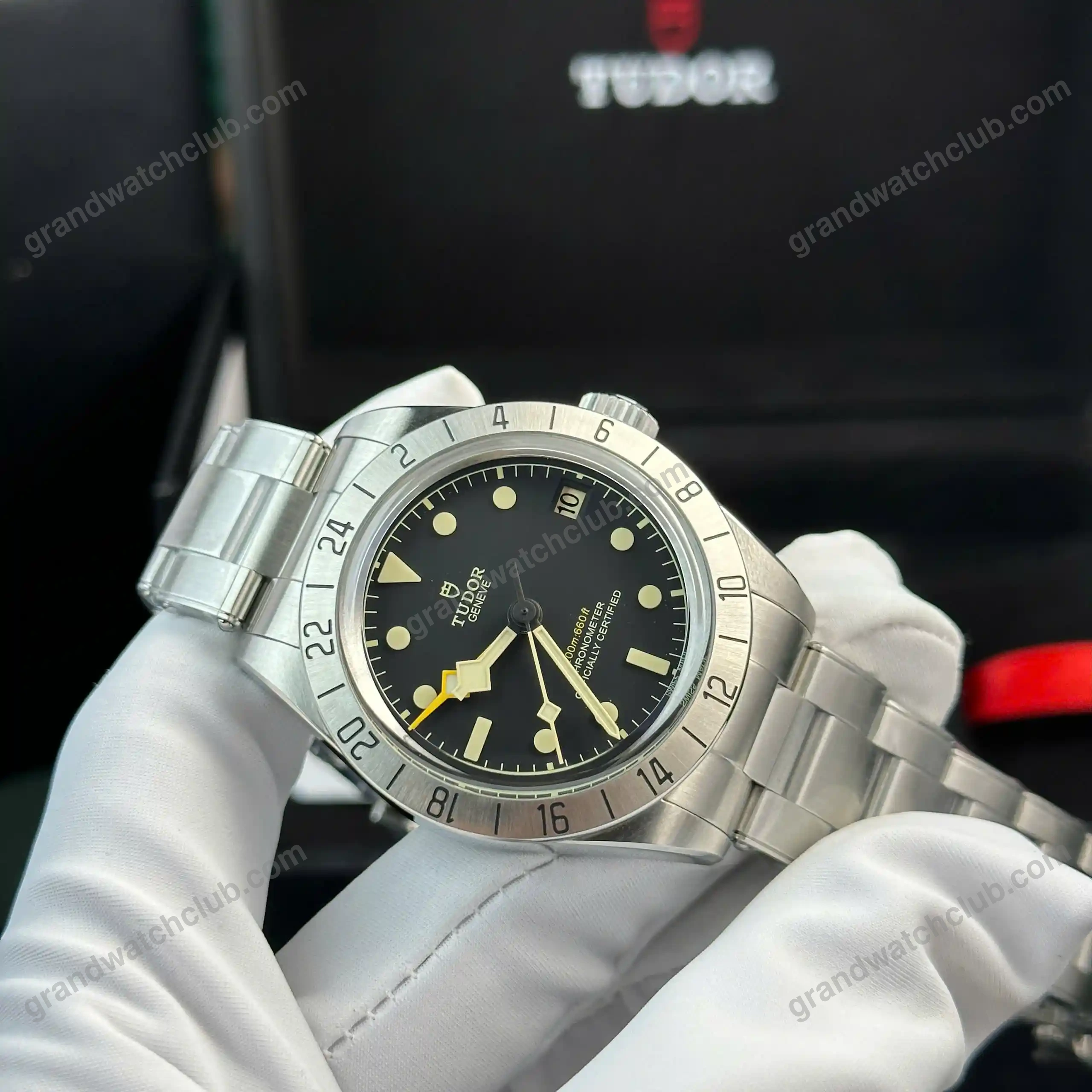 Super Clone Tudor Black Bay Pro M79470-0001 39mm Titanium β side profile