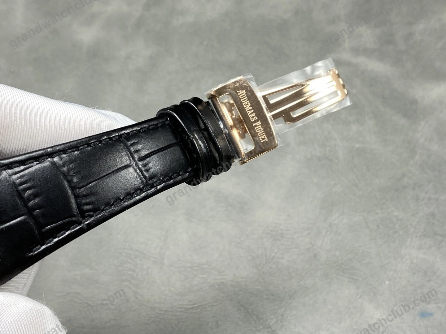 Super Clone Audemars Piguet Royal Oak 15500OR Rose Gold 41mm Black Dial — clasp and links