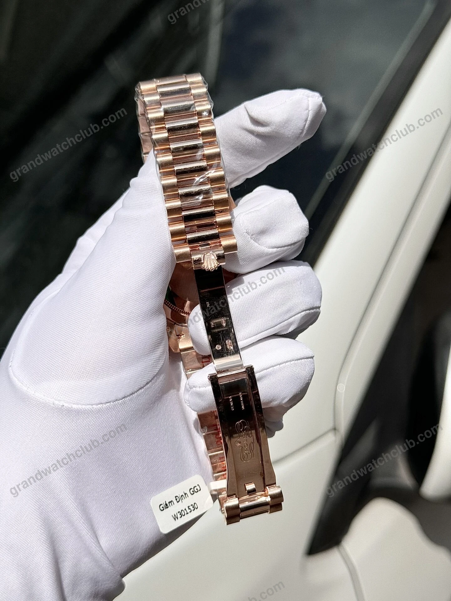 Super Clone Rolex Day-Date Diamond-Paved Dial 128235-0039 36 mm β on leather display